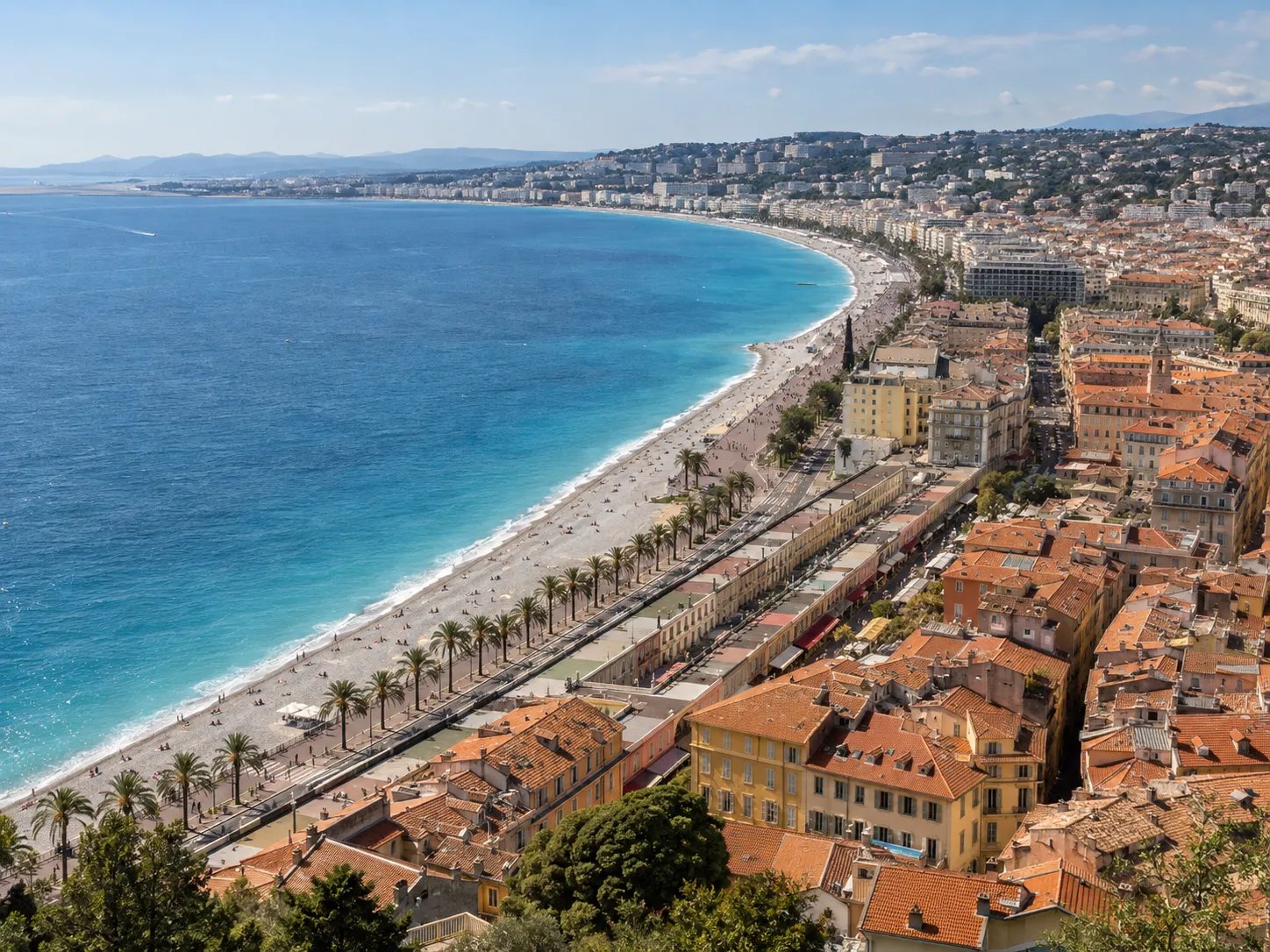 Vue sur la baie des Anges et le front de mer de Nice.